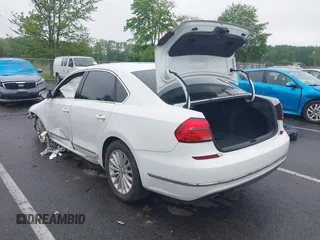 2016 Volkswagen Passat SE z VIN 1VWBS7A31GC018050, wystawiony jako IAAI lot #42226752 z przebiegiem 123 610 mil mil oraz . Historia ofert i sprzedaży dostępna na DreamBid. Obrazek 3.