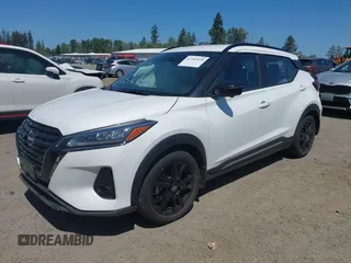 2023 Nissan Kicks SR z VIN 3N1CP5DV3PL539997, wystawiony jako IAAI lot #42352528 z przebiegiem 52 259 mil mil oraz . Historia ofert i sprzedaży dostępna na DreamBid. Obrazek 2.