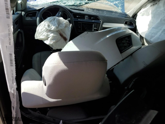 2019 Volkswagen Tiguan S with VIN 3VV1B7AX2KM009383, listed as a Copart auction lot 43583725 with 0 mi miles and Salvage Title. Bid and sale history available at carsss.com. Image 8.