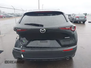 2025 Mazda CX-30 S Carbon Edition z VIN 3MVDMBCM9SM783429, wystawiony jako IAAI lot #42065729 z przebiegiem 4 940 mil mil oraz . Historia ofert i sprzedaży dostępna na DreamBid. Obrazek 16.