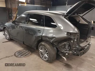 2024 Mazda CX-90 Preferred z VIN JM3KKBHAXR1161160, wystawiony jako IAAI lot #41958318 z przebiegiem 8 449 mil mil oraz . Historia ofert i sprzedaży dostępna na DreamBid. Obrazek 3.