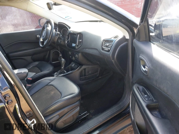 2019 Jeep Compass Altitude z VIN 3C4NJCBB1KT612989, wystawiony jako IAAI lot #41330536 z przebiegiem 145 404 mil mil oraz . Historia ofert i sprzedaży dostępna na DreamBid. Obrazek 5.