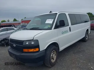 2020 Chevrolet Express Passenger LS z VIN 1GAZGNFP7L1212812, wystawiony jako IAAI lot #42263328 z przebiegiem 350 936 mil mil oraz . Historia ofert i sprzedaży dostępna na DreamBid. Obrazek 17.