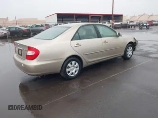 2002 Toyota Camry LE z VIN JTDBE32KX20022844, wystawiony jako IAAI lot #41392677 z przebiegiem 155 533 mil mil oraz . Historia ofert i sprzedaży dostępna na DreamBid. Obrazek 4.