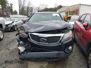 2013 Kia Sorento LX z VIN 5XYKT3A69DG354992, wystawiony jako IAAI lot #41538447 z przebiegiem 178 027 mil mil oraz . Historia ofert i sprzedaży dostępna na DreamBid. Obrazek 12.