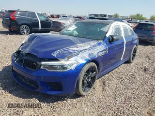 2018 BMW M5 z VIN WBSJF0C53JB282658, wystawiony jako IAAI lot #39977648 z przebiegiem 28 001 mil mil oraz . Historia ofert i sprzedaży dostępna na DreamBid. Obrazek 2.