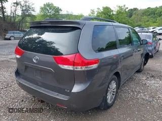 2012 Toyota Sienna XLE AAS z VIN 5TDYK3DC5CS224787, wystawiony jako IAAI lot #42519653 z przebiegiem 139 062 mil mil oraz . Historia ofert i sprzedaży dostępna na DreamBid. Obrazek 4.