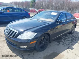 2009 Mercedes-Benz S-Class 5.5L V8 with VIN WDDNG86X39A281373, listed as a IAAI auction lot 42032509 with 197,221 mi miles. Bid and sale history available at carsss.com. Image 2.