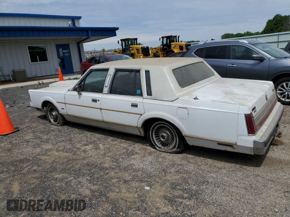 1989 Lincoln Town Car z VIN 1LNBM81F1KY658361, wystawiony jako Copart lot #58558244 z przebiegiem 85 349 mil mil oraz Nie do naprawy • Non repairable. Historia ofert i sprzedaży dostępna na DreamBid. Obrazek 2.