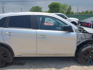 2024 Mitsubishi Outlander S z VIN JA4ARUAU6RU017646, wystawiony jako IAAI lot #42155361 z przebiegiem 1 044 mil mil oraz . Historia ofert i sprzedaży dostępna na DreamBid. Obrazek 14.