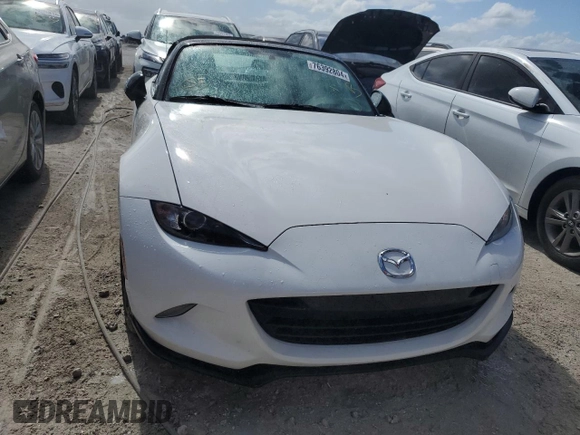 2017 Mazda MX-5 Miata Club z VIN JM1NDAC73H0124123, wystawiony jako Copart lot #76392804 z przebiegiem 19 535 mil mil oraz Nie do naprawy • Non repairable. Historia ofert i sprzedaży dostępna na DreamBid. Obrazek 5.