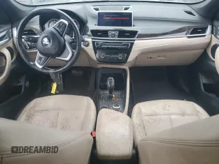 2022 BMW X1 xDrive28i z VIN WBXJG9C02N5V14574, wystawiony jako Copart lot #43834285 z przebiegiem 63 266 mil mil oraz Szkoda całkowita • Salvage title. Historia ofert i sprzedaży dostępna na DreamBid. Obrazek 8.