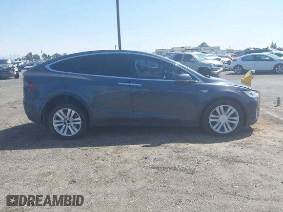 2016 Tesla Model X 70D z VIN 5YJXCAE27GF002541, wystawiony jako IAAI lot #41957228 z przebiegiem 77 199 mil mil oraz . Historia ofert i sprzedaży dostępna na DreamBid. Obrazek 13.