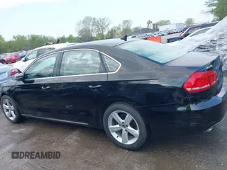 2012 Volkswagen Passat SE z VIN 1VWBP7A37CC005654, wystawiony jako IAAI lot #42019336 z przebiegiem 199 228 mil mil oraz . Historia ofert i sprzedaży dostępna na DreamBid. Obrazek 14.