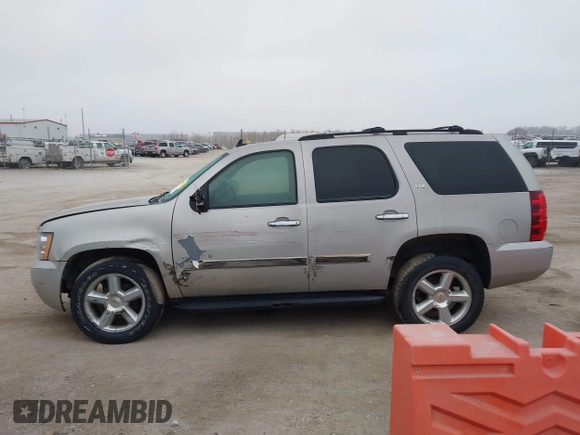 2007 Chevrolet Tahoe LTZ z VIN 1GNFK13037J332824, wystawiony jako IAAI lot #41505874 z przebiegiem 219 823 mil mil oraz . Historia ofert i sprzedaży dostępna na DreamBid. Obrazek 14.