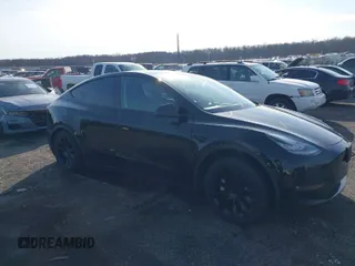 2021 Tesla Model Y Long Range z VIN 5YJYGDEE7MF107922, wystawiony jako IAAI lot #38844178 z przebiegiem 138 514 mil mil oraz . Historia ofert i sprzedaży dostępna na DreamBid. Obrazek 1.