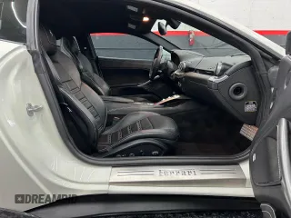 2016 Ferrari F12 z VIN ZFF74UFA2G0214140, wystawiony jako Copart lot #81488384 z przebiegiem 11 434 mil mil oraz Tytuł czysty. Historia ofert i sprzedaży dostępna na DreamBid. Obrazek 5.