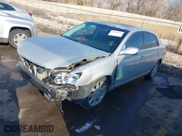 2005 Toyota Avalon XL z VIN 4T1BK36B75U044022, wystawiony jako IAAI lot #41330241 z przebiegiem 196 362 mil mil oraz . Historia ofert i sprzedaży dostępna na DreamBid. Obrazek 18.