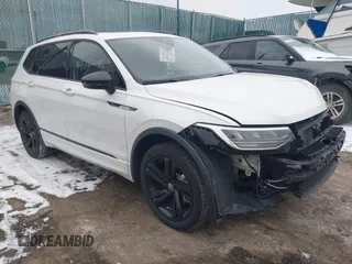 2023 Volkswagen Tiguan SE R-Line Black z VIN 3VVCB7AX6PM132085, wystawiony jako IAAI lot #41278065 z przebiegiem 24 333 mil mil oraz . Historia ofert i sprzedaży dostępna na DreamBid. Obrazek 1.