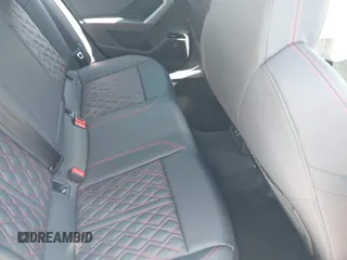 2025 Audi S3 z VIN WAUJ5DGY7SA058173, wystawiony jako IAAI lot #41785232 z przebiegiem 1083 mil mil oraz . Historia ofert i sprzedaży dostępna na DreamBid. Obrazek 8.