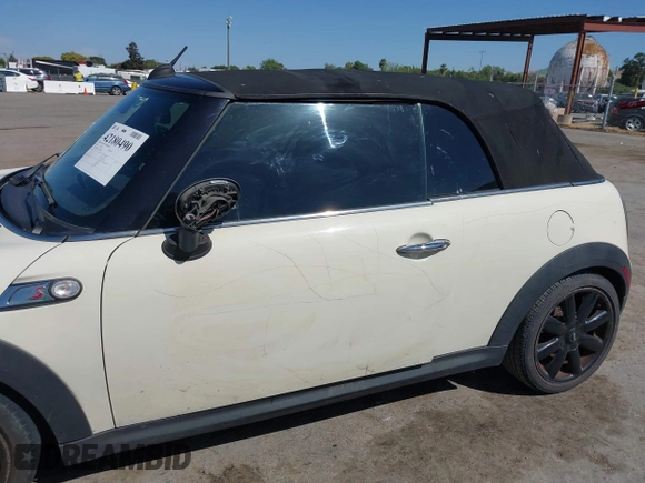 2010 MINI Convertible S z VIN WMWMS3C59ATY09465, wystawiony jako IAAI lot #42180490 z przebiegiem 112 343 mil mil oraz . Historia ofert i sprzedaży dostępna na DreamBid. Obrazek 15.
