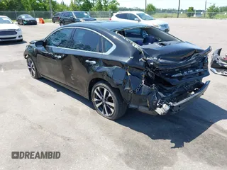2017 Nissan Altima SR z VIN 1N4AL3AP3HN346511, wystawiony jako IAAI lot #42252884 z przebiegiem 121 727 mil mil oraz . Historia ofert i sprzedaży dostępna na DreamBid. Obrazek 3.
