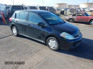 2009 Nissan Versa S z VIN 3N1BC13EX9L363180, wystawiony jako IAAI lot #42510405 z przebiegiem 113 287 mil mil oraz . Historia ofert i sprzedaży dostępna na DreamBid. Obrazek 1.