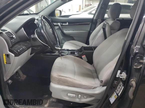 2014 Kia Sorento LX z VIN 5XYKT4A77EG499626, wystawiony jako Copart lot #49983865 z przebiegiem 227 978 mil mil oraz Nie do naprawy • Non repairable. Historia ofert i sprzedaży dostępna na DreamBid. Obrazek 7.