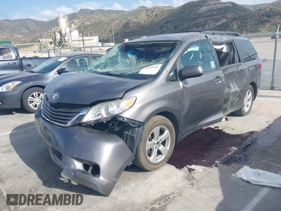 2017 Toyota Sienna LE Auto Access Seat z VIN 5TDKZ3DC5HS799948, wystawiony jako IAAI lot #42241926 z przebiegiem 138 703 mil mil oraz . Historia ofert i sprzedaży dostępna na DreamBid. Obrazek 2.