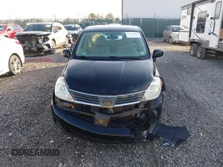 2007 Nissan Versa SL z VIN 3N1BC13E77L439385, wystawiony jako IAAI lot #41749821 z przebiegiem 137 521 mil mil oraz . Historia ofert i sprzedaży dostępna na DreamBid. Obrazek 12.