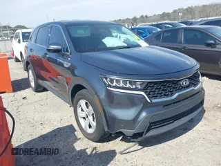 2021 Kia Sorento LX z VIN 5XYRG4LC7MG021928, wystawiony jako IAAI lot #41664325 z przebiegiem 146 916 mil mil oraz . Historia ofert i sprzedaży dostępna na DreamBid. Obrazek 1.