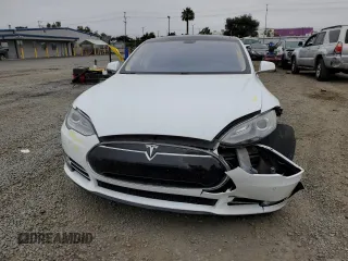 2013 Tesla Model S z VIN 5YJSA1DNXDFP21418, wystawiony jako Copart lot #59131655 z przebiegiem 106 428 mil mil oraz Szkoda całkowita • Salvage title. Historia ofert i sprzedaży dostępna na DreamBid. Obrazek 5.