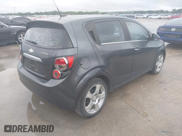 2012 Chevrolet Sonic LTZ z VIN 1G1JE6SH9C4224451, wystawiony jako IAAI lot #42490384 z przebiegiem 153 589 mil mil oraz . Historia ofert i sprzedaży dostępna na DreamBid. Obrazek 4.