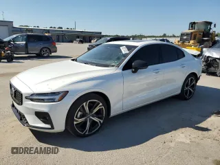 2024 Volvo S60 Plus Dark Theme z VIN 7JRL12TL9RG308060, wystawiony jako Copart lot #52811975 z przebiegiem 4 238 mil mil oraz Szkoda całkowita • Salvage title. Historia ofert i sprzedaży dostępna na DreamBid. Obrazek 1.
