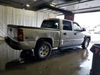 2006 GMC Sierra 1500 SLE1 z VIN 2GTEK13T861139933, wystawiony jako Copart lot #61262555 z przebiegiem 177 247 mil mil oraz Czysty tytuł • Clean title. Historia ofert i sprzedaży dostępna na DreamBid. Obrazek 3.