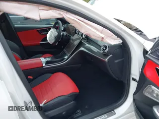 2024 Mercedes-Benz C 43 AMG z VIN W1KAF8HB0RR212189, wystawiony jako IAAI lot #42082339 z przebiegiem 3 908 mil mil oraz . Historia ofert i sprzedaży dostępna na DreamBid. Obrazek 5.