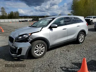 2019 Kia Sorento LX z VIN 5XYPGDA50KG485393, wystawiony jako Copart lot #48517655 z przebiegiem 136 910 mil mil oraz Czysty tytuł • Clean title. Historia ofert i sprzedaży dostępna na DreamBid. Obrazek 1.