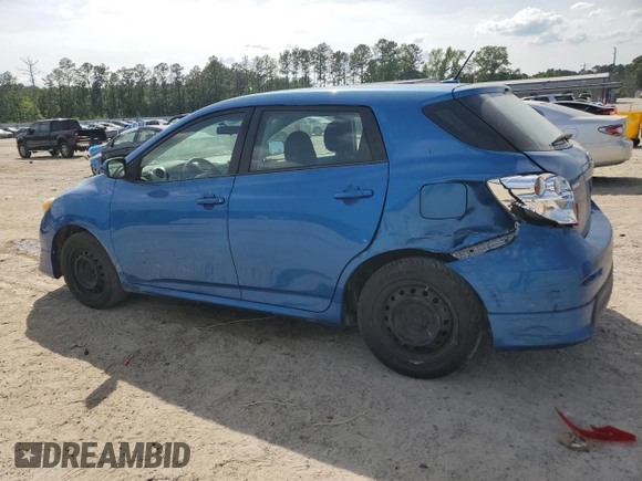 2010 Toyota Matrix z VIN 2T1KU4EE6AC350085, wystawiony jako Copart lot #55460815 z przebiegiem 121 426 mil mil oraz Szkoda całkowita • Salvage title. Historia ofert i sprzedaży dostępna na DreamBid. Obrazek 2.