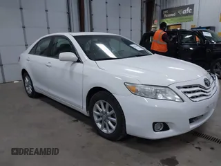 2011 Toyota Camry LE z VIN 4T4BF3EK1BR166592, wystawiony jako IAAI lot #42252299 z przebiegiem 276 550 mil mil oraz . Historia ofert i sprzedaży dostępna na DreamBid. Obrazek 1.