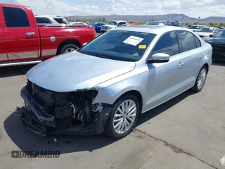 2015 Volkswagen Jetta SE z VIN 3VWD17AJ4FM336834, wystawiony jako IAAI lot #41953192 z przebiegiem 40 893 mil mil oraz . Historia ofert i sprzedaży dostępna na DreamBid. Obrazek 2.