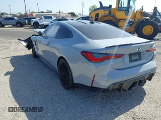 2024 BMW M4 Competition z VIN WBS33AZ05RCP68753, wystawiony jako IAAI lot #42143172 z przebiegiem 6736 mil mil oraz . Historia ofert i sprzedaży dostępna na DreamBid. Obrazek 3.