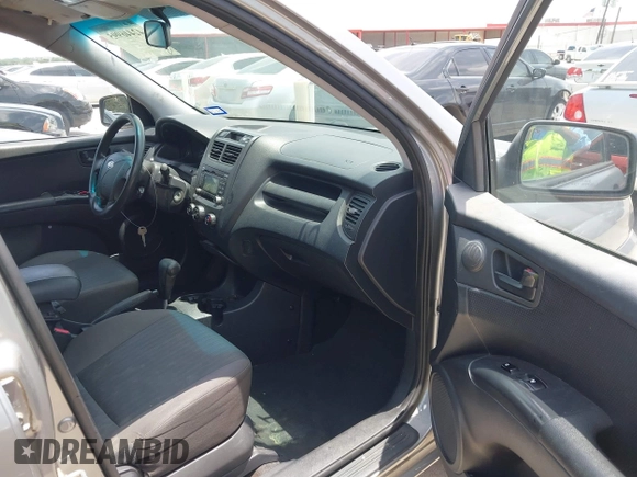 2010 Kia Sportage LX z VIN KNDKG3A40A7710743, wystawiony jako IAAI lot #42446995 z przebiegiem 282 954 mil mil oraz . Historia ofert i sprzedaży dostępna na DreamBid. Obrazek 5.