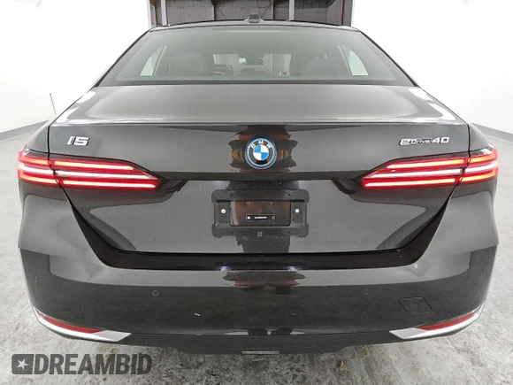2024 BMW i5 eDrive40 z VIN WBY33FK00RCS09561, wystawiony jako Copart lot #49063295 z przebiegiem 8593 mil mil oraz Tytuł czysty. Historia ofert i sprzedaży dostępna na DreamBid. Obrazek 6.