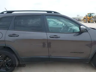 2018 Jeep Cherokee Latitude Tech Connect z VIN 1C4PJLCB1JD553079, wystawiony jako IAAI lot #42068048 z przebiegiem 90 656 mil mil oraz . Historia ofert i sprzedaży dostępna na DreamBid. Obrazek 13.