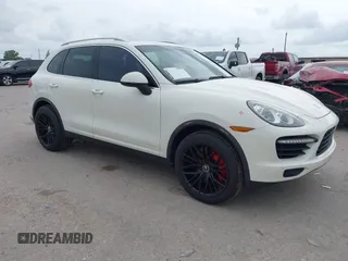 2012 Porsche Cayenne Turbo z VIN WP1AC2A22CLA81995, wystawiony jako IAAI lot #42125553 z przebiegiem 28 945 mil mil oraz . Historia ofert i sprzedaży dostępna na DreamBid. Obrazek 1.