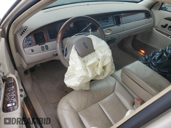 2002 Lincoln Town Car Ultimate L z VIN 1LNHM85W22Y630959, wystawiony jako Copart lot #55853945 z przebiegiem 45 622 mil mil oraz Szkoda całkowita • Salvage title. Historia ofert i sprzedaży dostępna na DreamBid. Obrazek 8.