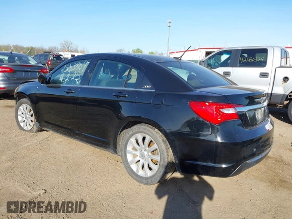 2011 Chrysler 200 Touring z VIN 1C3BC1FBXBN552307, wystawiony jako IAAI lot #42053190 z przebiegiem 162 138 mil mil oraz . Historia ofert i sprzedaży dostępna na DreamBid. Obrazek 3.