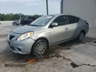 2012 Nissan Versa SV z VIN 3N1CN7AP9CL939919, wystawiony jako Copart lot #56220705 z przebiegiem 144 986 mil mil oraz Szkoda całkowita • Salvage title. Historia ofert i sprzedaży dostępna na DreamBid. Obrazek 1.