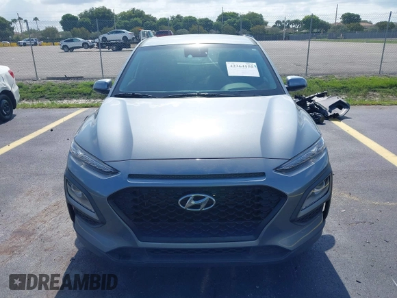 2021 Hyundai Kona SE z VIN KM8K12AA8MU665778, wystawiony jako IAAI lot #42364155 z przebiegiem 63 713 mil mil oraz . Historia ofert i sprzedaży dostępna na DreamBid. Obrazek 13.