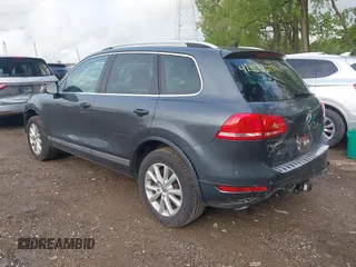 2014 Volkswagen Touareg Sport z VIN WVGEF9BP6ED007632, wystawiony jako IAAI lot #42183677 z przebiegiem 166 245 mil mil oraz . Historia ofert i sprzedaży dostępna na DreamBid. Obrazek 3.